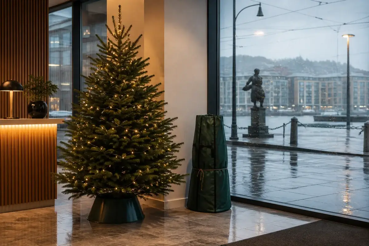 Julgran i en ljus Göteborgsmiljö med nordiskt vinterväder